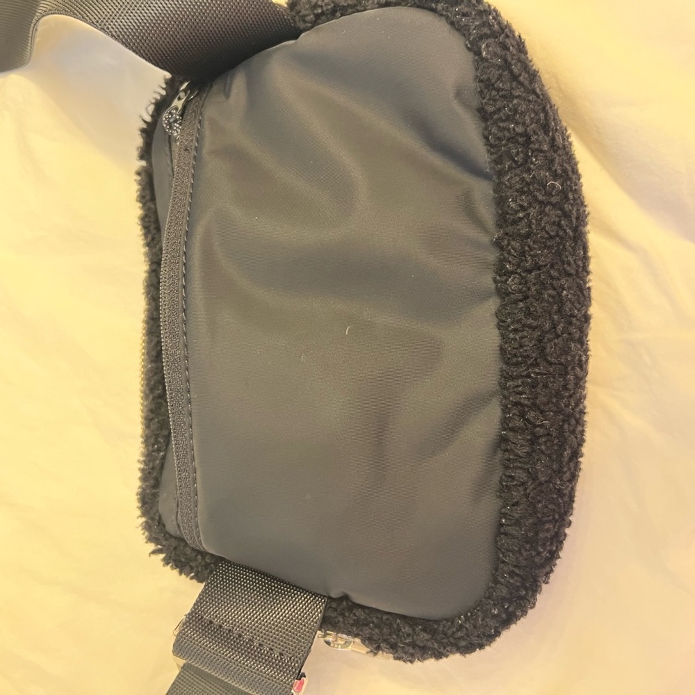Lululemon Everywhere Bag in Black Sherpa - Picture 6 of 7